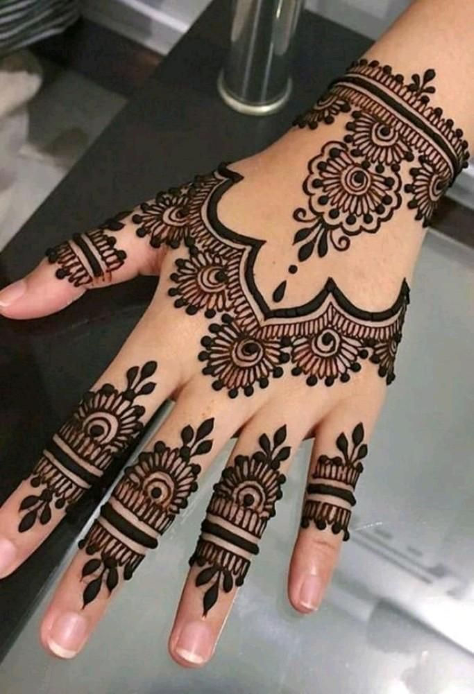Minimalist Arabic Mehndi Patterns