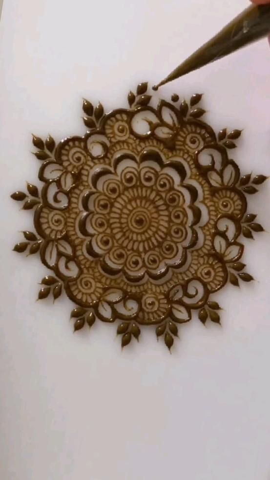 Quick Tips for Applying Mehndi on Your Back