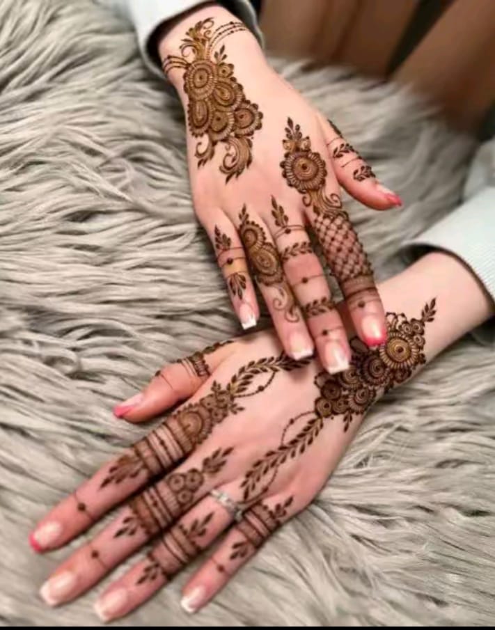 🖐 When your back hand looks this good, every selfie becomes a photoshoot. 📸